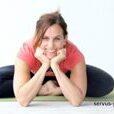 Empfehlung Yoga Nidra - Frau im Yogasitz mit aufgestütztem Kinn
