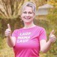 Empfehlung Yoga Nidra - Frau im pinkfarbenen T-Shirt mit Daumen hoch