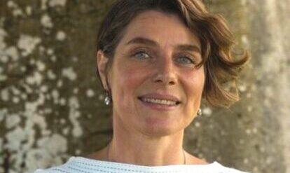 Yogalehrerin Rebecca vor einem Baum beim Achtsamkeitspfad