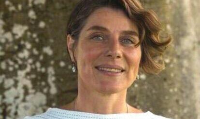 Yogalehrerin Rebecca vor einem Baum beim Achtsamkeitspfad