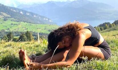 Yogalehrerin Michelle in der Vorbeuge