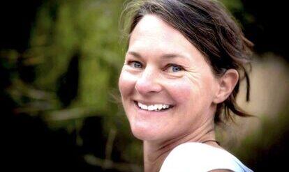 Yogalehrerin beim outdoor yoga