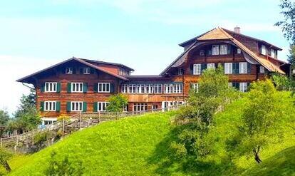 Seminarhaus B&B Bergengel, Frontansicht in der Sonne mit Wiese und Bäume