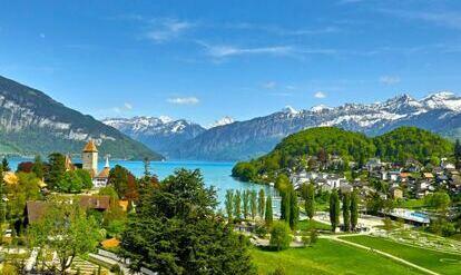 Ausblick vom Hotel Eden Spiez auf die Spiezer Bucht im Berner Oberland, Schweiz