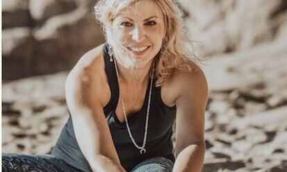 Yogalehrerin beim outdoor yoga