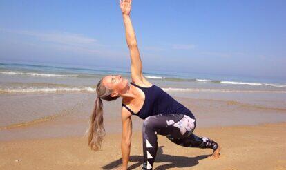 Yogalehrerin Sonja in Yogaübung am Meer