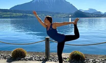 Yogalehrerin Fabienne in der Kriegerposition