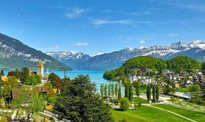 Ausblick vom Hotel Eden Spiez auf die Spiezer Bucht im Berner Oberland, Schweiz