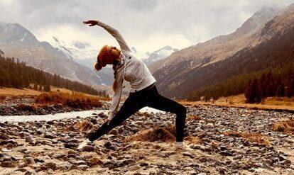 Yogalehrerin Fabienne in der Kriegerposition