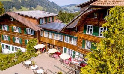 Seminarhaus B&B Bergenge, Terrasse mit weissen Sonnenschirmen von oben