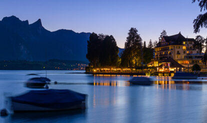 Parkhotel Gunten in der Abendstimmung, mit Spiegelung im Thunersee