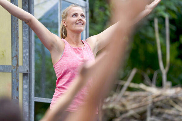 Yogalehrerin Marlis in einer herzöffnenden Yogaposition