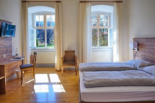 Geräumiges Hotelzimmer mit zwei Fenster, Blick auf den Park