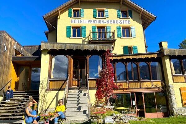 Ansicht vom Hotel Beau Site im Wallis, vor dem haus einige Frauen in Yogakleidung
