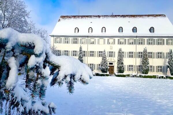 Seminarhotel Kreuz bei Schnee in Mariastein Basel Land, Schweiz