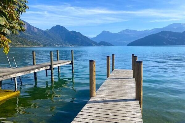 Hoteleigener Steg mit blaugrünem Wasser des Vierwaldstättersees