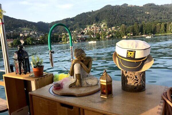 Thunersee im Hintergrund, vom Boot aus