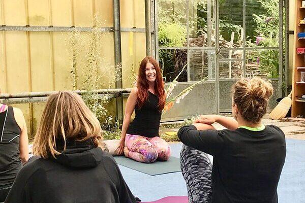 Yogalehrerin Claudia mit einer Gruppe Yogateilnehmerinnen
