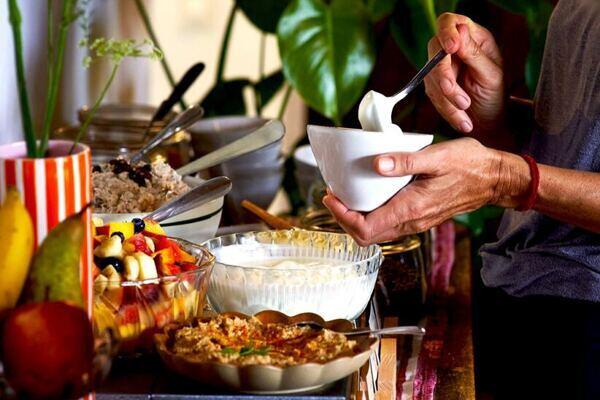Frühstücksbuffet mit Joghurt, Müsli, Früchten