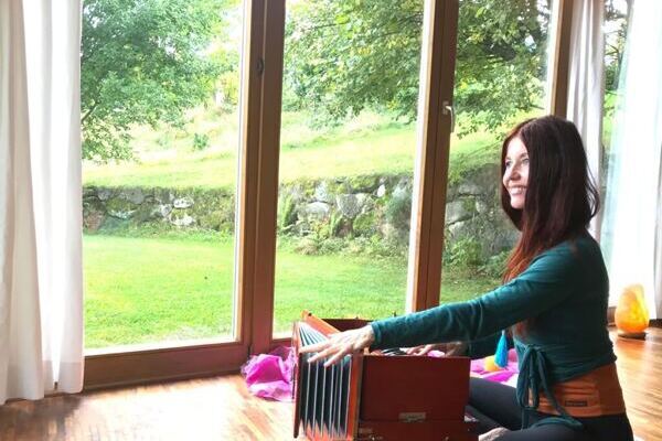 Yogalehrerin Claudia Eva Reinig spielt auf dem Harmonium beim Yoga Retreat 