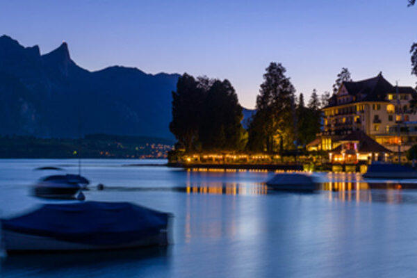 Parkhotel Gunten in der Abenddämmerung