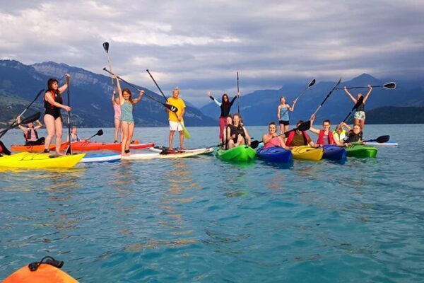 Gruppe von Menschen auf dem Thunersee im Kajak oder auf dem SUP