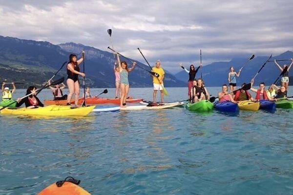 Gruppe von Menschen auf dem Thunersee im Kajak oder auf dem SUP