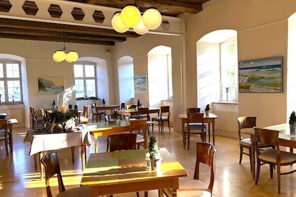 Esssaal mit grossen Lampen und gedecktem Tisch, Hotel Kreuz, Mariastein, bei basel