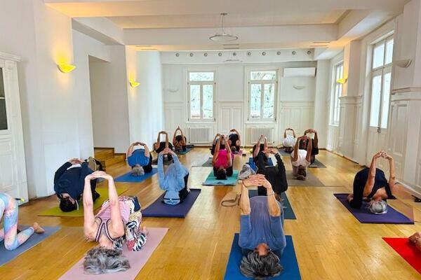 Yogaübende beim Fersensitz in Vorbeuge beim Yoga Retreat