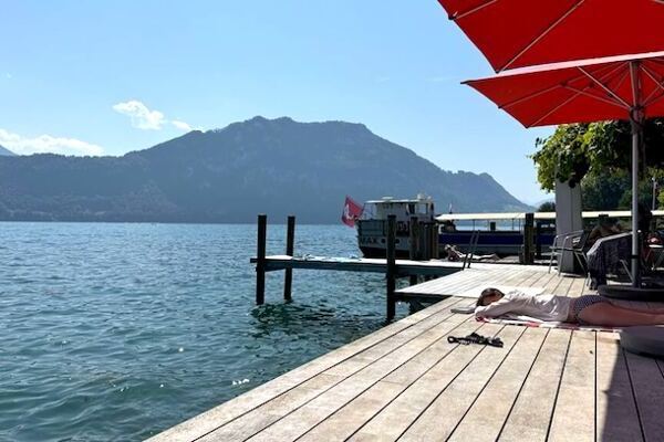 sich sonnende Frau, entspannt auf dem Holzsteg vom Seehotel Rigi