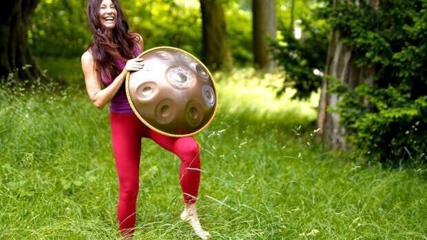 Claudia Eva Reinig mit Yoga und Handpan im Schadaupark in Thun