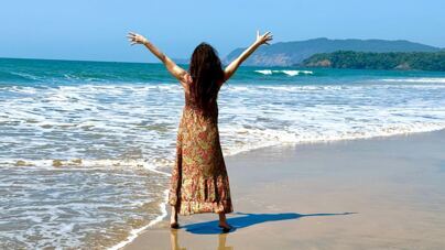 Claudia Eva Reinig, Yogalehrerin Am Strand