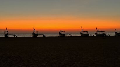 Sonnenuntergang am Strand mit Booten