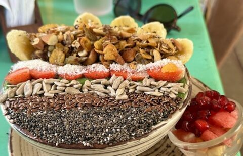 Smoothie Bowl - Schale mit Müstlie, Smoothie, garniert mit Bananen, Erdbeeren, Sonnenblumenkerne, Leinsamen und Chiasamen