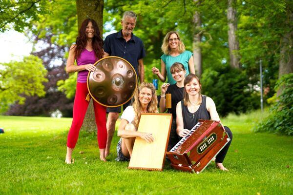 Yoga im Freien: Yogalehrer*innen mit Musikinstrumente im Schadaupark in Thun