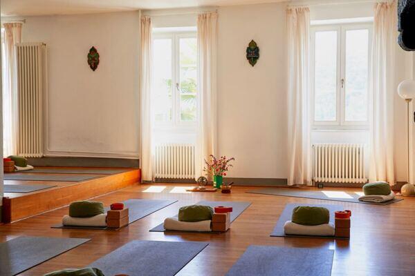 Yogakursraum in der Casa Santo Stefno mit Yogamatten, Kissenb