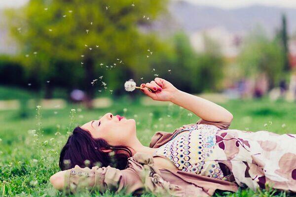 Frau in entspannter Rückenlage