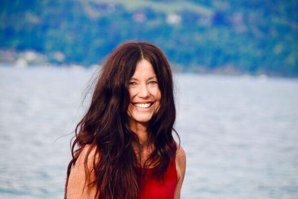 Yogalehrerin Claudia Eva Reinig in Yogakleidung vor dem Thunersee Schweiz