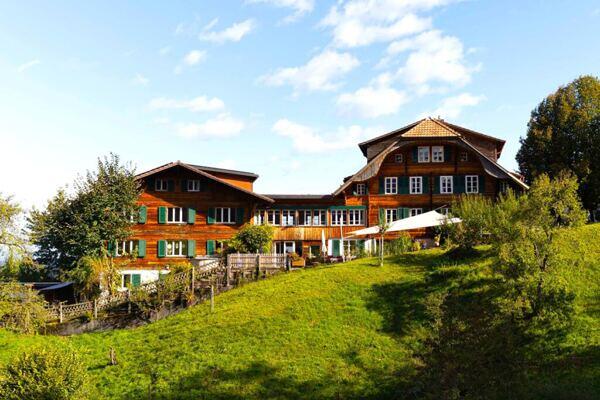 Seminarhotel Bergengel, 100 jähriges Bauernhaus in der Schweiz mit Bäume und Wiese